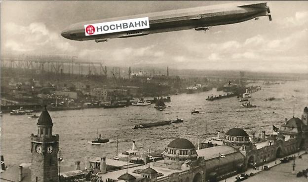 Ein historisches Foto eines großen Zeppelins über dem Hamburger Hafen, das ein großes HOCHBAHN-Logo an der Seite trägt, das aussieht, wie dilettantisch ins Bild kopiert (und das auch ist)