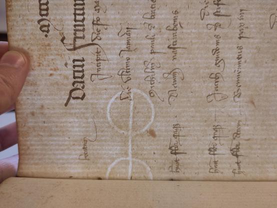 Un filigrane composé de deux cercles joint, sur la pliure de la feuille