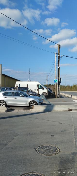 Un panneau est tombé sur une machine