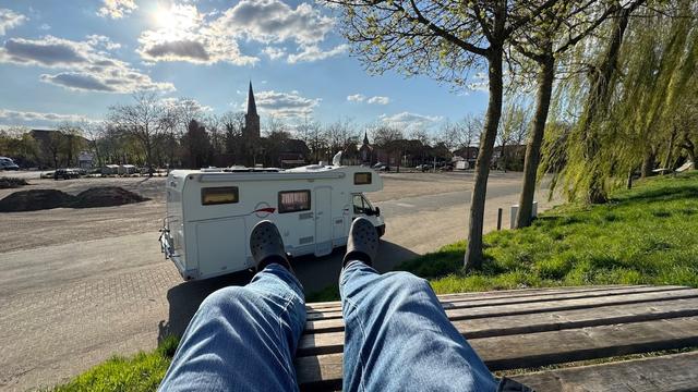 Wohnmobil auf dem Parkplatz davor Beine mit CROCS