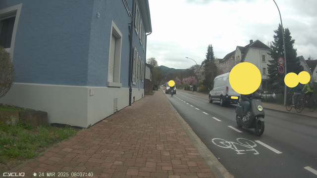 Verkehrssituation mit Tranportern, PKWS, Roller und Fahrrädern. Zwei Fahrräder auf dem gemeinsamen Fuß- und Fahrradweg, ein Fahrrad, direkt gefolgt von einem Transporter, auf dem Radschutzstreifen