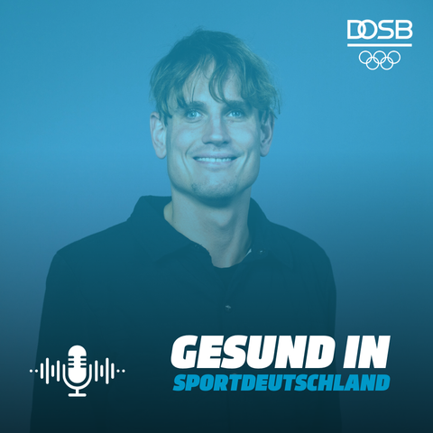 Die Grafik zeigt das Podcast-Cover der aktuellen Folge von "Gesund in Sportdeutschland". Prominent in der Mitte ist Blindenfußball-Nationalspieler Taime Kuttig im Portrait dargestellt. In der oberen linken Ecke findet sich das Logo mit den Olympischen Ringen des Deutschen Olympischen Sportbundes. Unten findet sich der Titel des Podcasts sowie ein Mikrofon, das akustische Wellen nach links und rechts ausstrahlt.