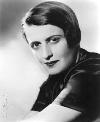 Ayn Rand [ˈaɪn ˈrænd], bürgerlich Alice O’Connor, geboren als Alissa Sinowjewna Rosenbaum, russisch Алиса Зиновьевна Розенбаум, wissenschaftliche Transliteration Alisa Zinov’evna Rozenbaum (* 20. Januarjul. / 2. Februar 1905greg. in Sankt Petersburg; † 6. März 1982 in New York) war eine russisch-US-amerikanische Bestsellerautorin, die sich auch zu Themen der Ökonomie, politischen Philosophie und Ethik äußerte. Dabei vertrat die Atheistin eine Variante des Libertarismus und u. a. die Ansicht, dass Moralität in rationalem Selbstinteresse gründe, sowie einen uneingeschränkten Kapitalismus und dass der Individualismus dem Kollektivismus überlegen sei. Ihre Bücher erreichten eine Gesamtauflage von 30 Millionen Exemplaren.[1] Rand zählt in den Vereinigten Staaten zu den einflussreichsten und meistgelesenen politischen Autoren.[2][3][4] wiki 🖖