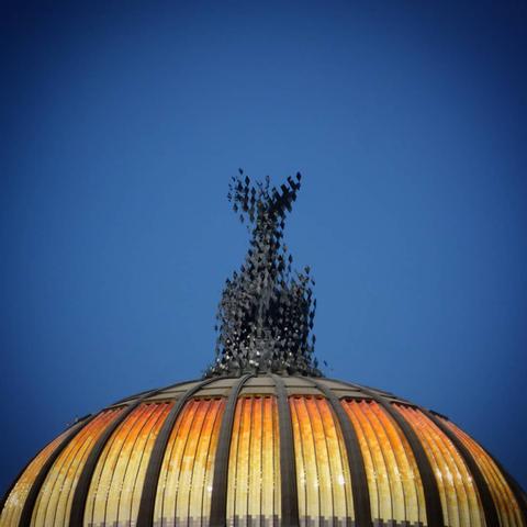 Cúpula del palacio de bellas artes de México, con la figura de arriba fragmentada y distorsionada