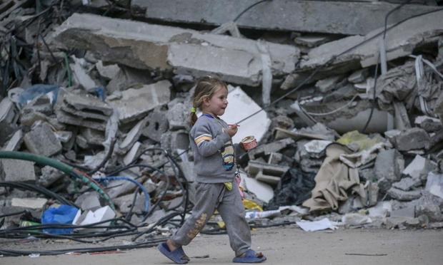 Imagen de una niña palestina caminando entre los escombros de Gaza. (EFE/EPA/MOHAMMED SABER)