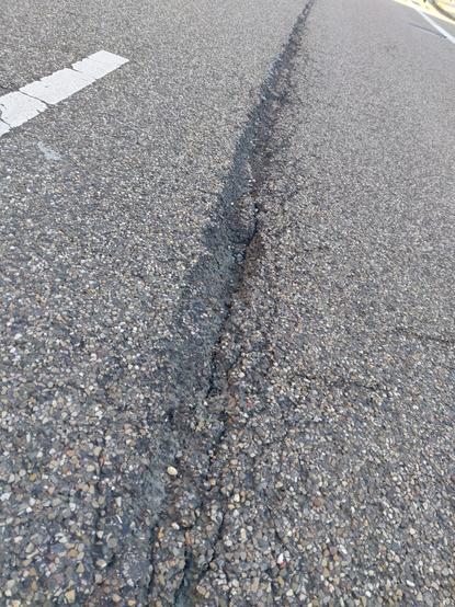 Kleines Teilstück der "schwarzen Linie" im Detail. Ich schätze den Riss (aufgebrochene Asphaltdecke) im Extrem auf bis zu 8cm breit und tief sowie ca. 40 Meter lang