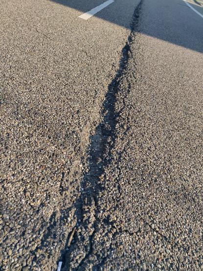 Andere kleines Teilstück der "schwarzen Linie" im Detail. Ich schätze den Riss (aufgebrochene Asphaltdecke) im Extrem auf bis zu 8cm breit und tief sowie ca. 40 Meter lang