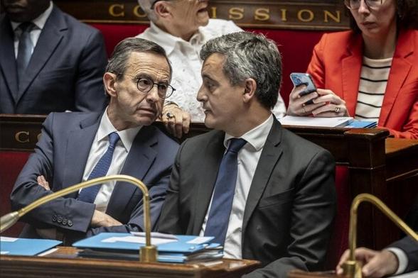 Bruno+Retailleau+et+Gérald+Darmanin+à+l'Assemblée+nationale,+le+1er+avril+2025.+©+Photo+Eliot+Blondet+/+Abaca