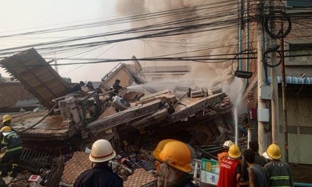 El Departamento de Servicios de Bomberos de Myanmar prosigue las operaciones de búsqueda y rescate de emergencia tras el fuerte terremoto de magnitud 7,7 que sacudió Sagaing, en Myanmar Central. (Anadolu via Getty Images)
