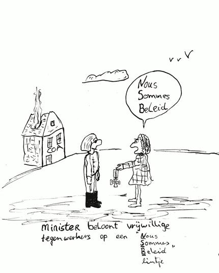 Oort Indische inkt tekening. Op de voorgrond twee figuren. Een heeft zwarte laarzen. De ander wil een lintje uitdelen. Met daaraan een kruis met daarin de letters: N S B.
Zij zegt: Nous Sommes Beleid.
Op de achtergrond staat een huis met vlammen uit het dak. Op het huis staan de letters: C O A