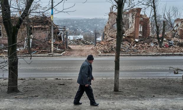 Casas destruidas por los bombardeos rusos en Kupiansk, Ucrania. (Kostiantyn Liberov/Libkos/Getty Images)