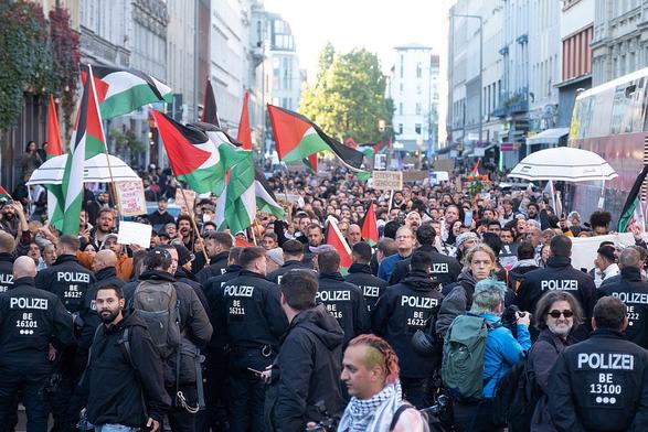 Das Foto zeigt eine von Polizeiketten umringte pro-palästinensische Demonstration in Berlin-Kreuzberg am 28. Oktober 2023.