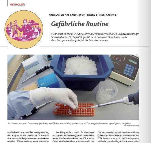 Screenshot aus dem im Post verlinkten Print-Artikel. Oben rundes Kolumnen-Logo "Neulich an der Bench", daneben Überschrift "Gefährliche Routine" sowie Vorspann des zugehörigen Artikels. Darunter Aufmacherfoto eines Pipettiervorgangs mit Hand im Laborahndschuh, die ein Reaktionsgefäß aus einem Ständer holt, um mit der Pipette (in der anderen Hand) etwas Lösung hineinzugeben. Im Hintergrund stehen und liegen weitere Labor-Utensilien. Unter dem Foto starten die ersten Zeilen des Artikeltexts.
