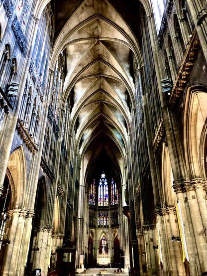 Blick in eine hohe gotische Kirche Richtung Altar
