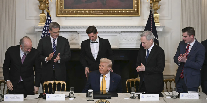 Donald Trump siede durante il Crypto Summit della Casa Bianca a Washington, D.C., il 7 marzo 2025. Foto: Pool via AP

L'immagine mostra un incontro formale con diverse persone che si trovano intorno a un tavolo. Sul tavolo sono presenti targhette con i nomi e i titoli di ciascun individuo. Alcuni dei nomi visibili includono Howard Lutnick, Secretary Scott Bossert, David Sacks e Bo Hines. L'ambiente sembra ufficiale o governativo, con bandiere americane e un grande quadro incorniciato sullo sfondo. Le persone sono vestite in abiti formali, alcune applaudono mentre altre rimangono in piedi con atteggiamento rispettoso. Al centro del tavolo c'è una targhetta che riporta la scritta "PRESIDENT OF THE UNITED STATES".

Descrizione generata con AI.