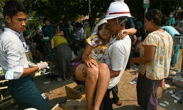 Labores de rescate en Birmania tras el terremoto. (Anadolu via Getty Images)