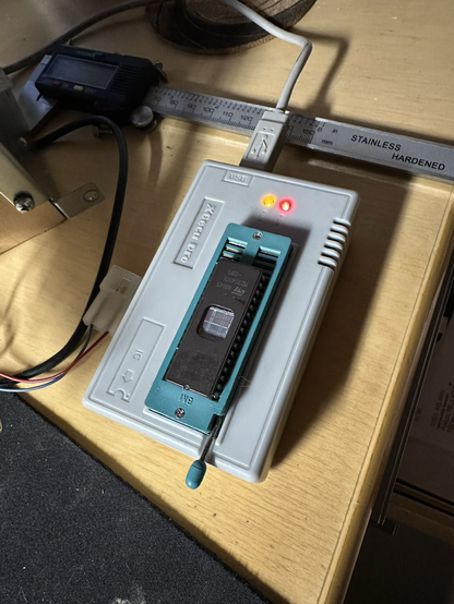 A small USB EPROM burner with a chip in it.