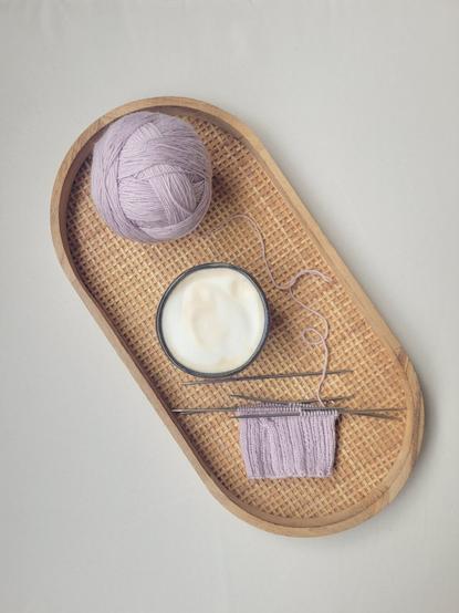 ENG A knitting project - lilac socks, the ribbing is just finished - and a cappuccino in a small handmade cup

DEU Ein gerade begonnenes Strickprojekt, eine Socke aus Wolle in hellem Lila, und ein Cappuccino in einem kleinen, handgetöpferten Becher