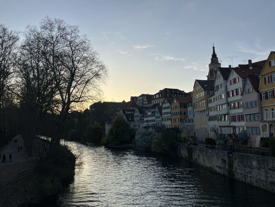 Idyllische Szene mit Wasser und bunten Häusern