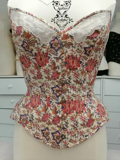 corset tissu indienne et détail napperon ancien présenté sur mannequin