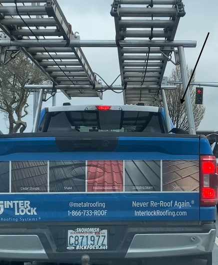 Crow lands on truck at stop light 🙃
