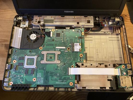 the notebook's mainbaord (ok: the mainboard's back): no battery in sight