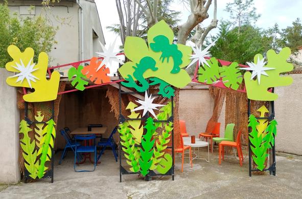 Espace sieste du festival « Ma Rue » théâtre de rue à Montpellier 
Une structure de 6 m de large et 3 m de haut (à peut près) sert de porte d’entrée de l’espace. 
La structure est recouverte de 
- plusieurs formes de feuilles de pissenlit, chêne, marronniers et des « Je sais pas »
Et d’étoiles blanches