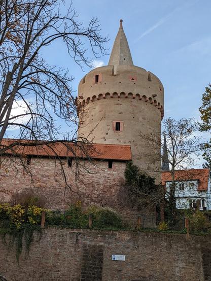 Hexenturm in Gelnhausen von der Barbarossastrasse fotografiert
