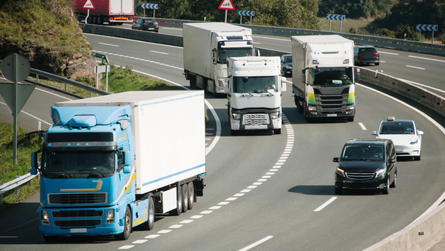 Imatge d'arxiu de diversos camions en una autopista (iStock)