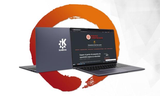 Imagen en la que se ven dos portátiles Slimbook KDE. Se ve la serigrafía del logo de KDE en la tapa y en otro se ve la página de mi blog en la pantalla.