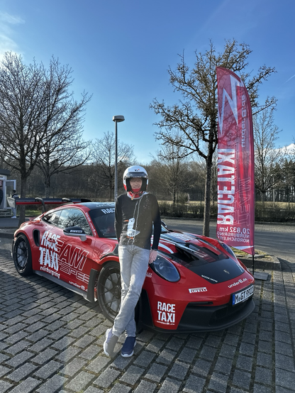 Ich vor einem Porsche