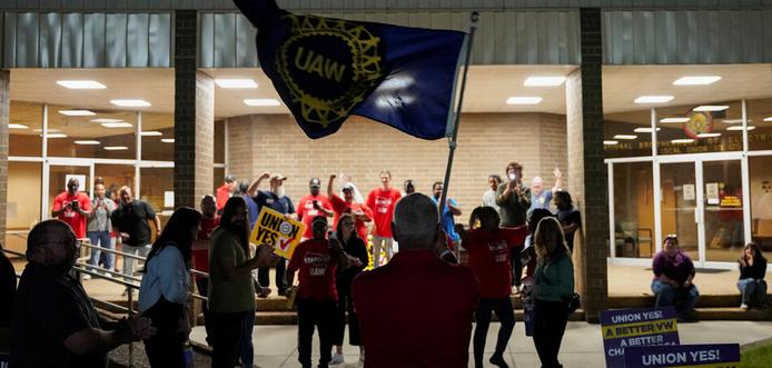 Ein Grund zum Feiern: Stundenweise angestellte Arbeiter bei VW sind UAW beigetreten (UAW Kundgebung in Chattanooga, 19.4.2024)