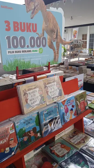 Kumpulan buku anak di pameran buku Vakansi Literasi. Bertuliskan "3 buku harga 100.000"