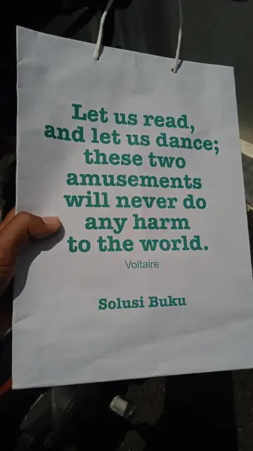 Tas belanja buku bertuliskan "Let us read, and let us dance; these two amusements will never do any harm to the world."