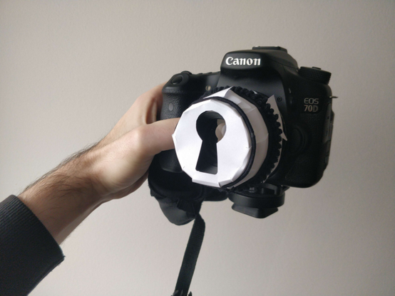 Photo de mon APN avec un cache en papier sur l’objectif, don la forme d’une serrure est découpée.