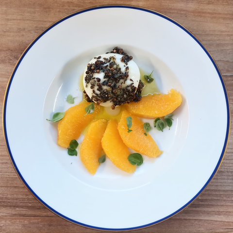 Das Gericht wie beschrieben auf dem Teller angerichtet.
Das Öl mit Korianderkörnern und Lavendel wurde über die Burrata gegeben.