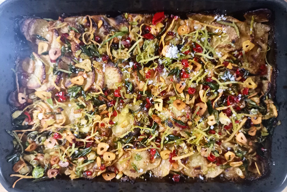 Das fertige Gratin und garniert wie beschrieben in einer Auflaufform