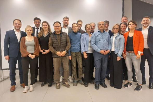 Gruppenbild des neuen Bürgerausschusses mit den Esslinger Bürgermeistern. Nebeneinander vor einer großen Leinwand stehen von links nach rechts: BM Ingo Rust, Sabine Watzko, OB Matthias Klopfer, Sabrina Essel, Dieter Clauss, Patrick Störmer, Jörg Exner, Dirk Rupp, Uta Korzeniewski, Christoph Müller, Erdal Özdogan, Matthias Vetter, Marion Schmid-Moeck, Anja Heller-Kemp, BM Hans-Georg Sigel, Christine Sing, BM Yalcin Bayraktar. Foto: Stadt Esslingen