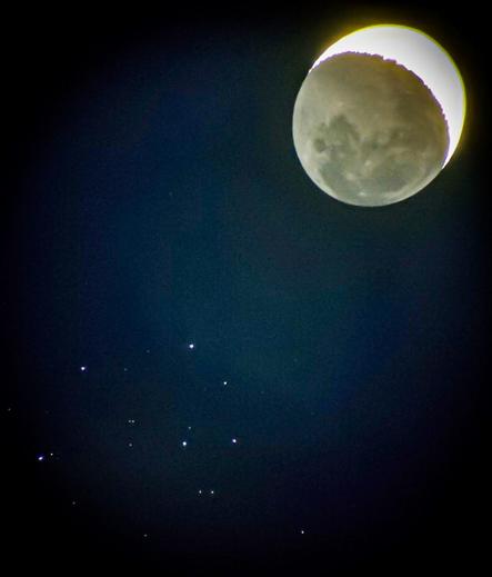 Photo d'un premier croissant de Lune et d'étoiles des Pléiades visible dans le même champ de vue.
