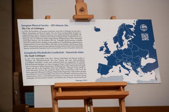 Map and plaque explaining that Göttingen has been made an EPS Historic Site in recognition of its leading role in the development of quantum mechanics. On the right hand side there is a map of Europe.