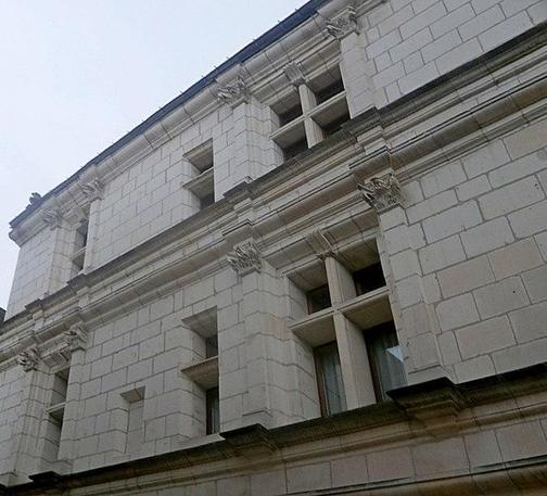 Maison du XVIe siècle à #Loches (#IndreEtLoire) Les deux étages supérieurs ont conservé leurs fenêtres accostées de pilastres à chapiteaux composites. La corniche amortissant la façade est également moulurée. C...
Suite 👉 https://monumentum.fr/monument-historique/pa00097841/loches-maison-du-16e-siecle
#Patrimoine #MonumentHistorique
Photo CC-BY-SA 4.0 : Joël Thibault