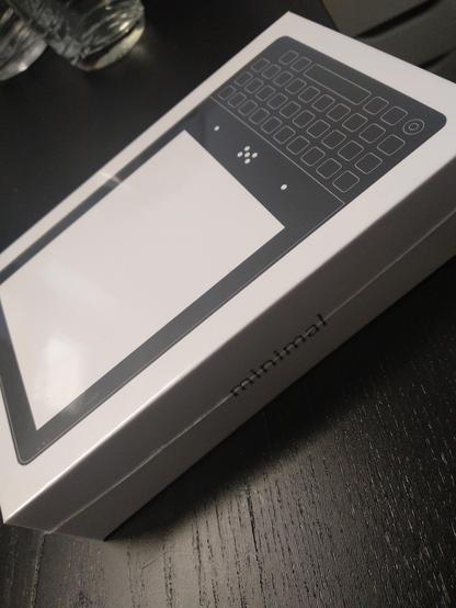 "Minimal phone" (e-ink Smartphone mit qwerty-keyboard) in ungeöffneter Verpackung