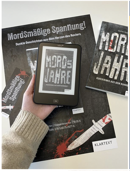Plakat, Lesezeichen und Taschenbuch der Krimi-Anthologie Mordsjahre, sowie eine Hand, die einen e-Book-Reader hält, auf dem das Cover zu sehen ist.