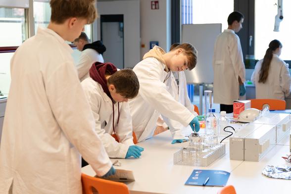 Zukunftstag "Girls' & Boys' Day" am HZDR: Schüler*innen messen im DeltaX-Labor das Widerstandsverhalten verschiedener Materialien mit flüssigem Stickstoff aus und extrahieren spezielle DNA-Moleküle aus Bakterien.