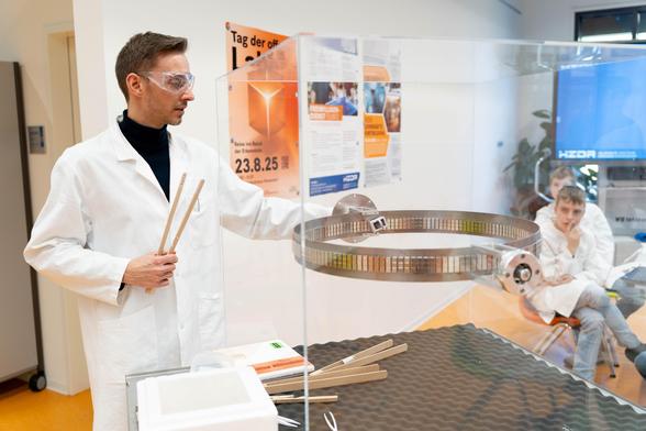 Zukunftstag "Girls' & Boys' Day" am HZDR: Schüler*innen messen im DeltaX-Labor das Widerstandsverhalten verschiedener Materialien mit flüssigem Stickstoff aus und extrahieren spezielle DNA-Moleküle aus Bakterien.