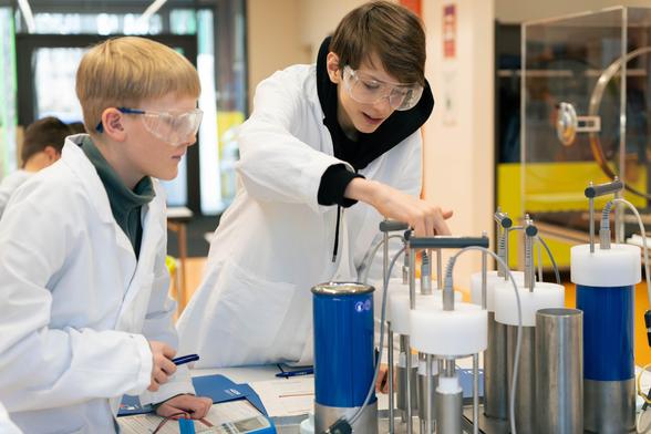 Zukunftstag "Girls' & Boys' Day" am HZDR: Schüler*innen messen im DeltaX-Labor das Widerstandsverhalten verschiedener Materialien mit flüssigem Stickstoff aus und extrahieren spezielle DNA-Moleküle aus Bakterien.