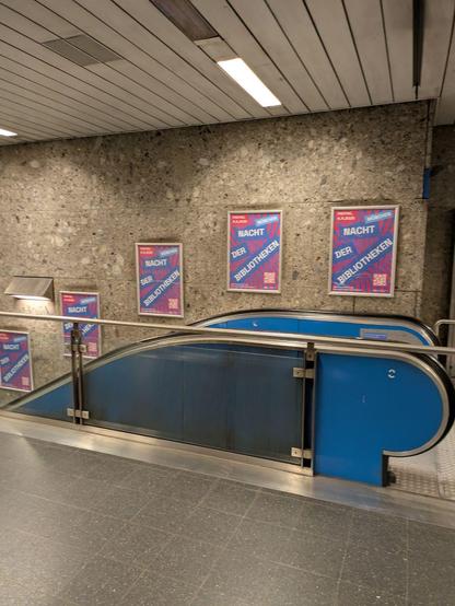 Der Blick auf eine Rolltreppe in einem U-Bahnhof. Im Hintegrund sieht man Plakate mit der Aufschrift: Nacht der Bibliotheken.
4.4.2025.
Foto: Bayerische Staatsbibliothek