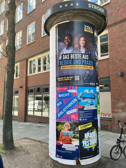 Eine Litfaßsäule mit verschiedenen Plakaten.
Ein Plakat zeigt die Aufschrift: 4.4.2025. Nacht der Bibliotheken mit roten und blauen Strahlen.
Foto: Zentralbibliothek der Hamburger Bücherhallen.