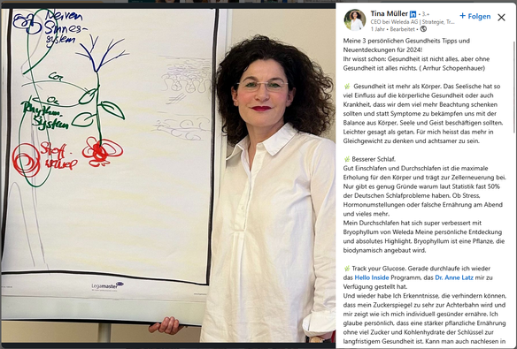 Foto von Weleda-CEO Tina Müller mit einer esoterischen Zeichnung, sie hat es in 2023 auf LinkedIn gepostet. 

Müller hält ein Flipchart im Arm. Darauf ist eine esoterische Zeichnung nach Rudolf Steiner in rot, grün und blau aufgemalt. Rechts ist eine drei-geteilte Pflanze zu sehen. Daneben das Konzept des Hellsehers und Okkultisten Rudolf Steiner: Der drei-gliedrige Mensch, unterteilt in sein Nerven-Sinnes-System, das Rhtythmische System und das Stoffwechsel-System. Die Zeichnung zeigt, wie die drei-gegliederte Pflanze und der drei-gegliederte Mensch zwar identisch sind, aber umgekehrt: Die Pflanze ist von ihrem Nerven-Sinnes-Aufbau ein umgekehrter Mensch. Der Kopf des Menschen entspricht der Wurzel der Pflanze. Daher rät die dahinter liegende esoterische Weltanschauung bspw. vom Verzehr von Kartoffeln ab. Diese Kartoffel ist somit eine "Wurzel", die im Analogie-Denken den Kopf des Menschen schwächt. 

Ich schreibe über das Konzept des dreigegliederten Menschen, der dreigegliederten Pflanze ausführlich hier: 

https://anthroposophie.blog/2020/07/19/deutsche-meidet-deutsche-kartoffeln/