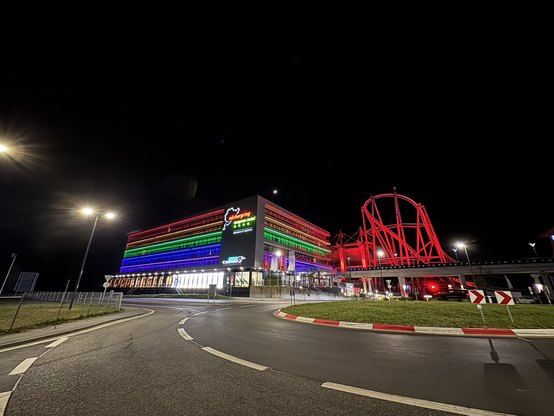 Hotel Lindner bunt beleuchtet bei Nacht
